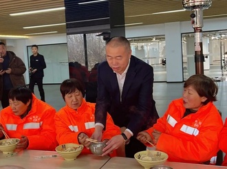 “小车大爱”联合恒程致远名车广场发起小年为环卫工人送温暖慰问活动