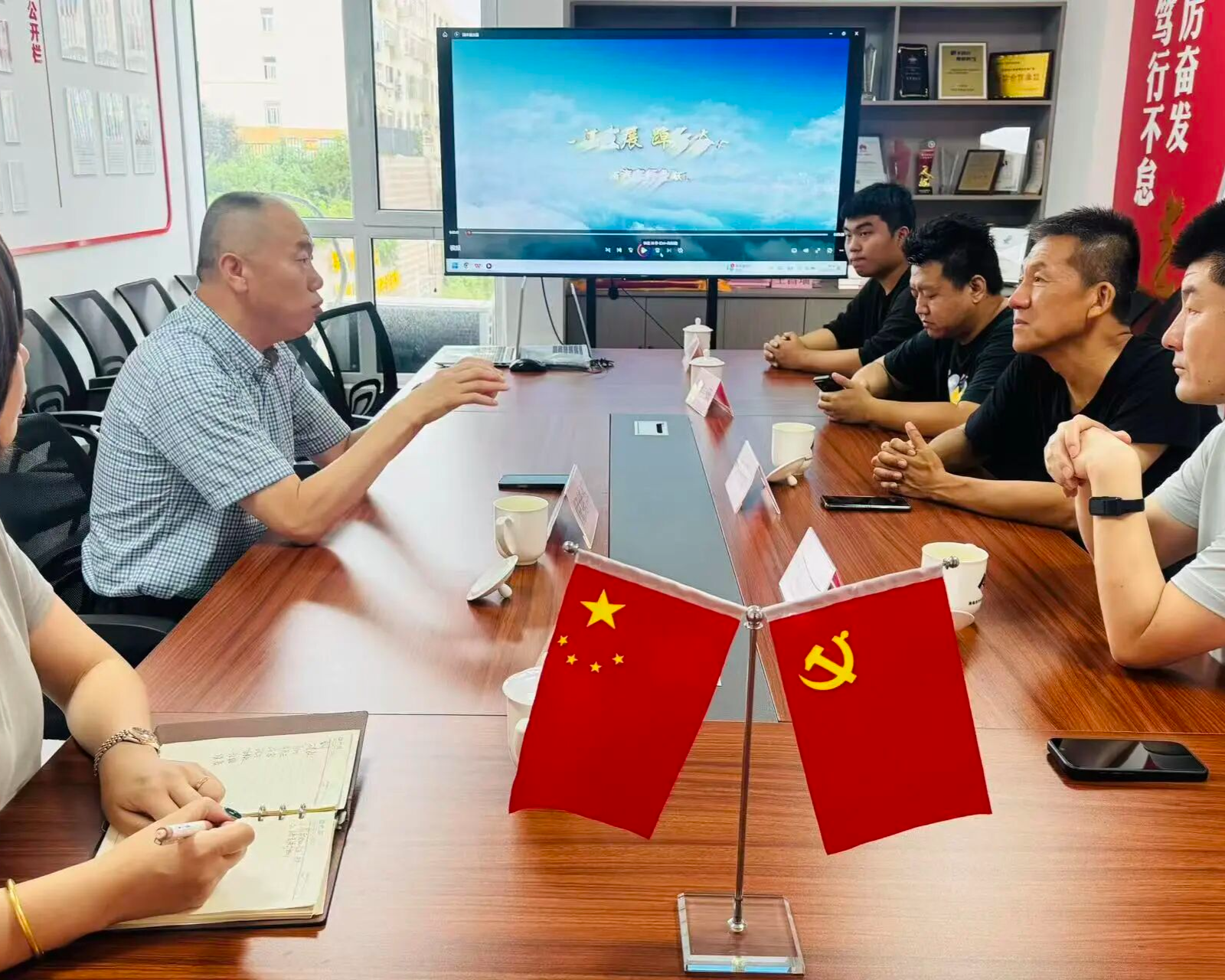 北京《谈笑峰声》摄制组到访青岛市汽车联合会  聚焦“小车大爱”，探寻行业创新样本